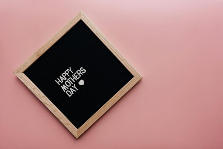 A black letter board with 'Happy Mother's Day' on a pink background, perfect for celebrations.